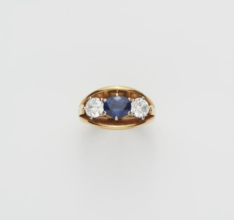 Jeweller Schilling - A German18 kt yellow gold diamond and sapphire three stone ring.