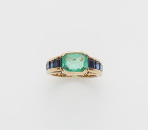 Peter Pütz - A German 18k gold sapphire and emerald ring.