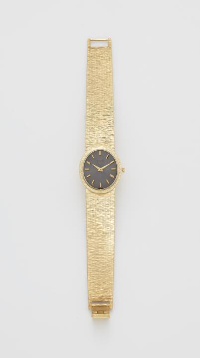 Piaget - A 18k yellow gold manually wound Piaget ladies wristwatch.