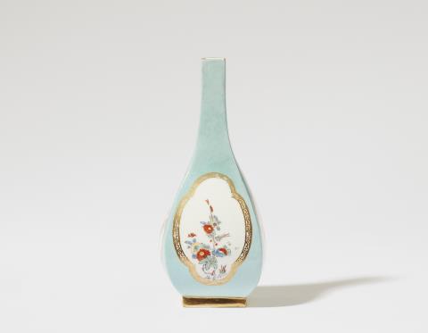  Meissen Royal Porcelain Manufactory - A Meissen porcelain sake flask with palace inventory number