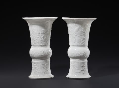  Meissen Königliche Porzellanmanufaktur - Museales Vasenpaar mit chinoisem Reliefdekor
