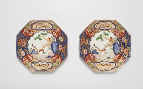  Meissen Royal Porcelain Manufactory - A pair of octagonal Meissen porcelain dishes with brocade motifs