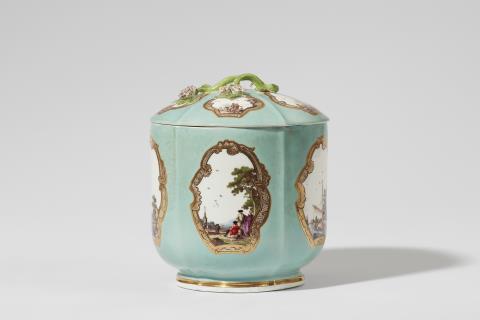  Meissen Royal Porcelain Manufactory - A rare Meissen porcelain tobacco box