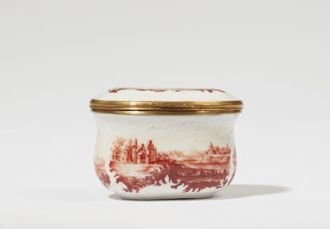  Fürstenberg - A Fürstenberg porcelain snuff box with monochrome landscapes