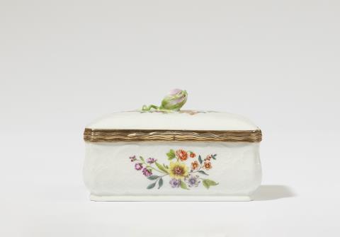  Meissen Royal Porcelain Manufactory - A Meissen porcelain box with a harbour scene inside the cover