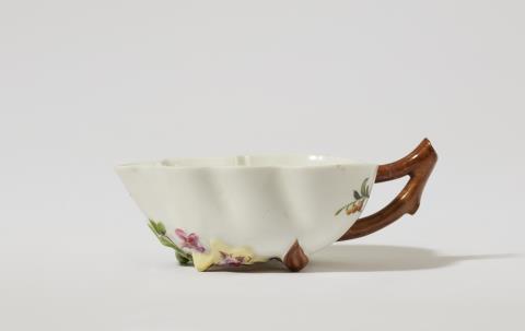  Meissen Royal Porcelain Manufactory - A Meissen Böttger porcelain leaf dish with "hausmaler" decor