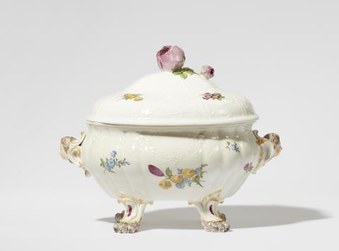  Meissen Royal Porcelain Manufactory - A Meissen porcelain tureen from the "Vestunen" service for King Friedrich II