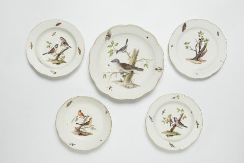  Meissen Königliche Porzellanmanufaktur - Drei Teller und zwei Schüsseln aus einem Tafelservice mit heimischen Vögeln