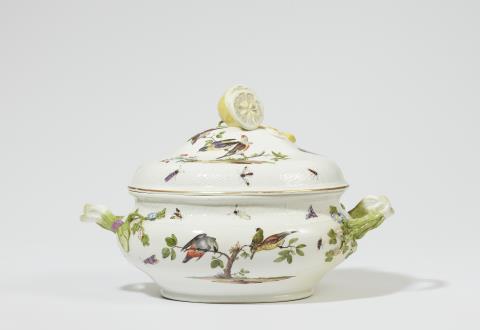  Meissen Royal Porcelain Manufactory - A Meissen porcelain tureen from a dinner service with native birds