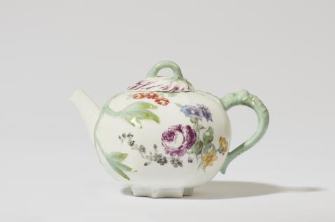  Meissen Royal Porcelain Manufactory - A Meissen porcelain teapot with floral finial