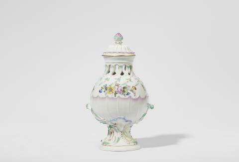  Meissen Royal Porcelain Manufactory - A Meissen porcelain potpourri vase