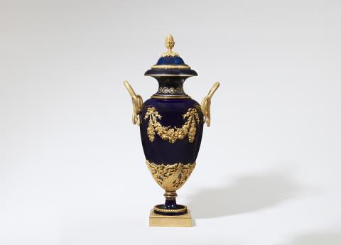  Sèvres - A magnificent heraldic porcelain vase in the manner of Sèvres
