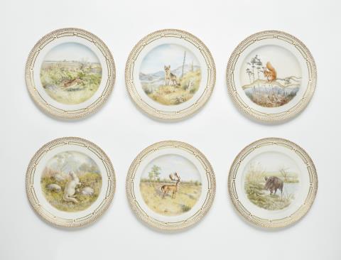  Royal Porcelain Manufacture Copenhagen - Six Royal Copenhagen porcelain dinner plates from a service with hunting motifs
