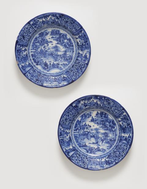  Delft - A pair of large Delftware dishes with Chinoiserie decor
