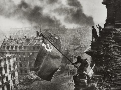 Jewgeni Chaldej - Sowjetische Fahne auf dem Berliner Reichstag, 2. Mai 1945