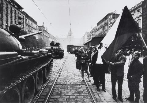 Hilmar Pabel - Protest gegen den Einmarsch der Panzer (from the series: Abschied vom Prager Frühling)