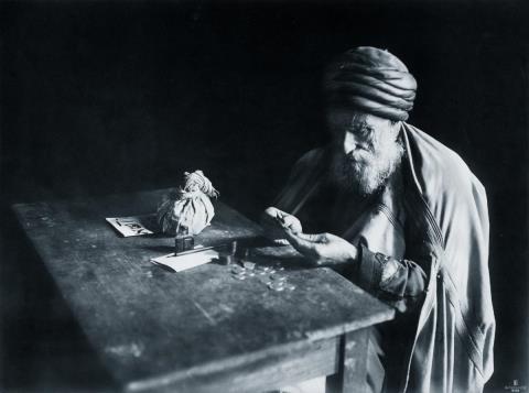 Rudolf Franz und Ernst Heinrich Lehnert & Landrock - Wechselstube, Tunis. Lesender Alter. Portrait eines alten Mannes.