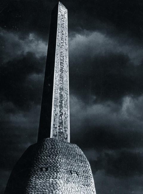  Brassaï (Gyula Halász) - L'Obelisque par claire de lune