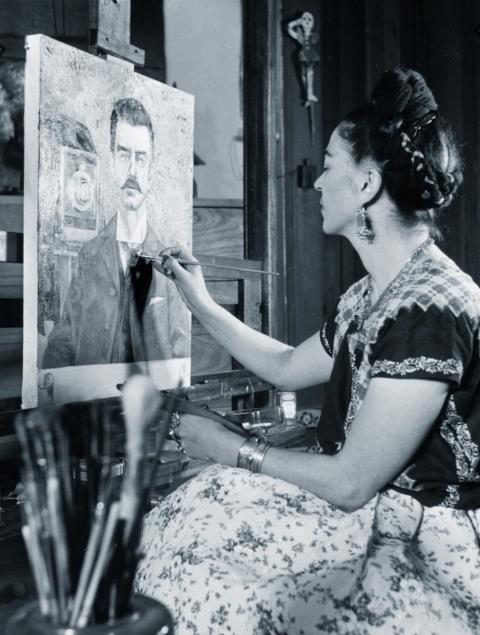 Gisèle Freund - Frida Kahlo malt das Portrait ihres Vaters