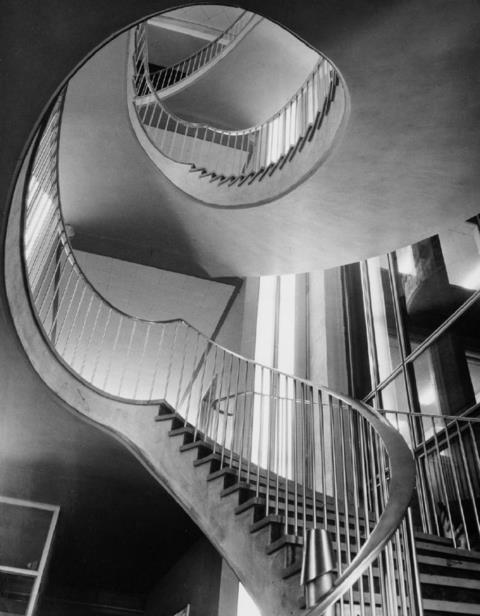 Ruth Hallensleben - Treppe eines modernen Industriegebäudes