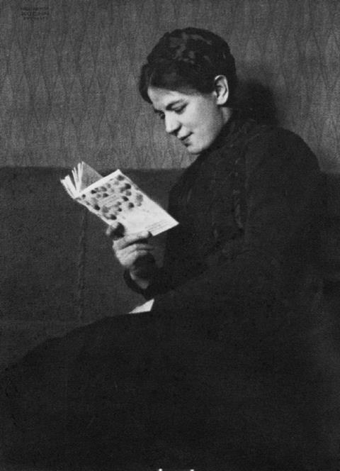 Heinrich Kühn - Emma Kühn, die Frau des Photographen, lesend
