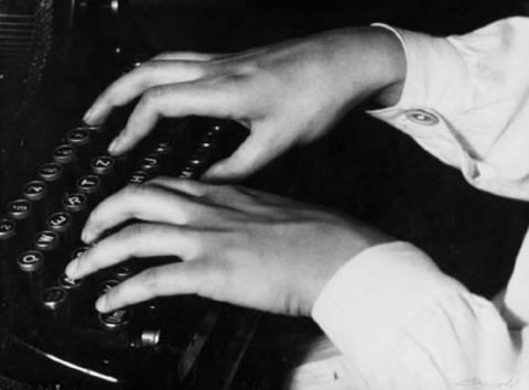 Lotte Jacobi - Hände an der Schreibmaschine