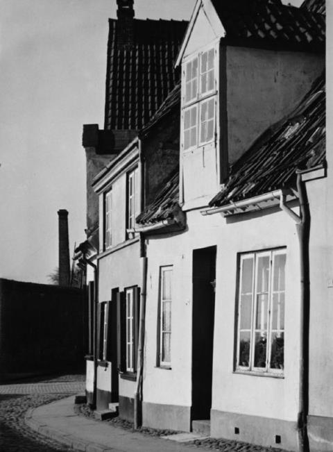Albert Renger-Patzsch - Häuser an der Wankenitz-Mauer in Lübeck