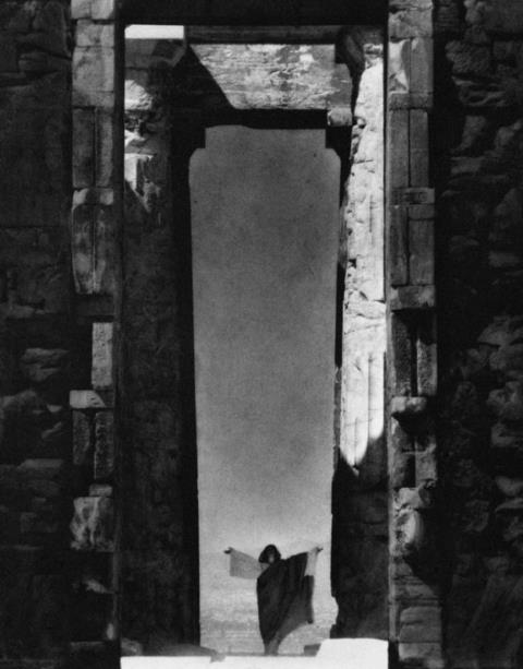 Edward Steichen - Isadora Duncan at the Parthenon
