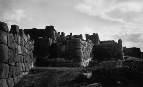 Martin J. Chambi - Indio, Gegenlichtaufnahme. 1930er Jahre Indio mit seinem Lama. 1934 Praekolumbisches Mauerwerk. 1930er Jahre