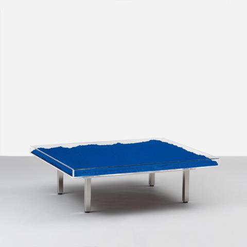 Yves Klein - Blauer Tisch