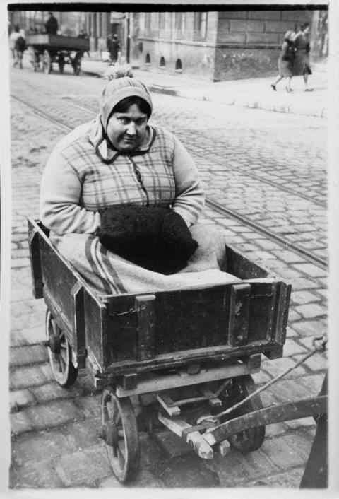 Franz Roh - Blinde Frau mit Leiterwagen