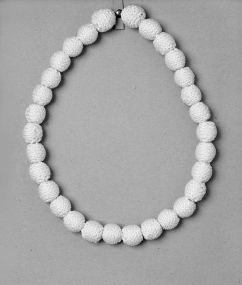 Rosemarie Trockel - Perlenkette
