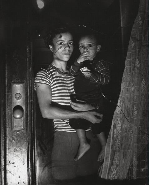  Weegee (Arthur Fellig) - MOTHER AND CHILD IN HAARLEM