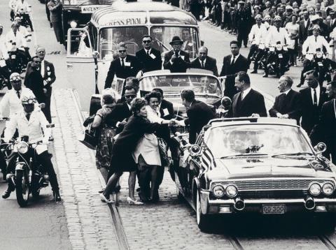 Guido Mangold - John F. Kennedy, Willy Brandt und Konrad Adenauer auf dem Weg zum Schöneberger Rathaus, Berlin, Juni 1963